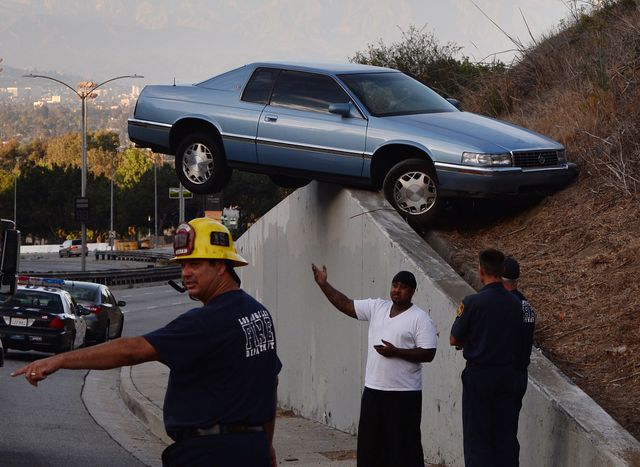 США. В пригороде Лос-Анджелеса Болдуин-Хиллз водителю удалось "припарковать" машину самым оригинальным способом. Фото: AFP