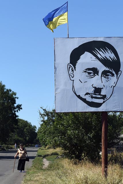 Украина, Донецкая область. В Волновахе появились плакаты  с изображением человека, похожего на Владимира Путина. Фото: AFP