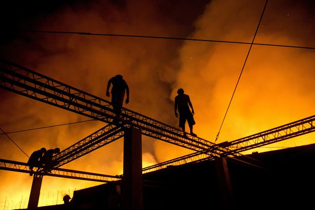 Филиппины. В пригороде Манилы пожар уничтожил склад. Информация о погибших и пострадавших не поступала. Фото: AFP
