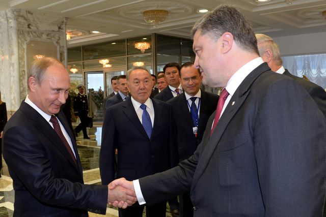 Білорусь. У Мінську президент Петро Порошенко зустрівся з президентом РФ Володимиром Путіним. Їхня перша зустріч тет-а-тет тривала більше двох годин. Фото: AFP