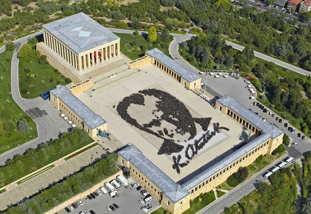 Турция. 600 фанатов  выложили портрет Мустафы  Кемаля  Ататюрка .Фото: AFP