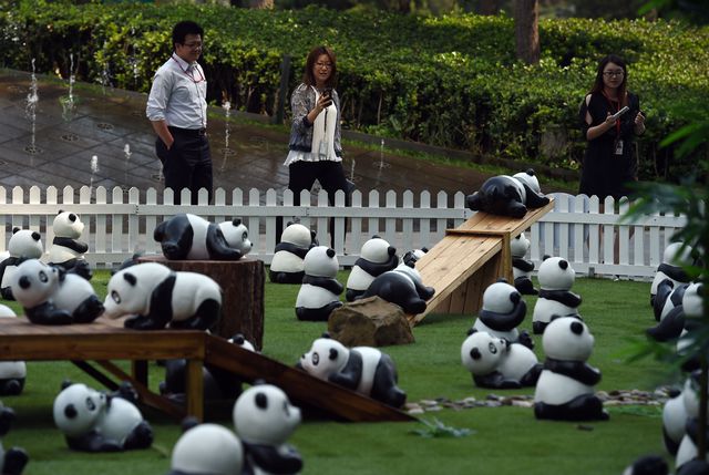 Китай. На территории торгового центра в Пекине выставили искусственных панд.  Эта акция направлена на то, чтобы привлечь внимание к проблеме сохранения видов, находящихся под угрозой исчезновения. Панда остается неизменным символом Китая, но в то же время это редкий вид, который находится на грани вымирания.  Фото: AFP<br />
