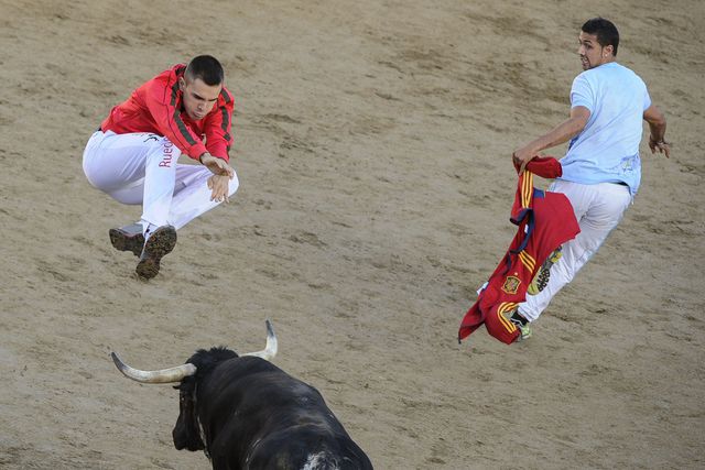 В Испании в небольшом городе Сан-Себастьян-де-лос-Рейес недалеко от Мадрида проходят традиционные бега от быков. Фото: AFP