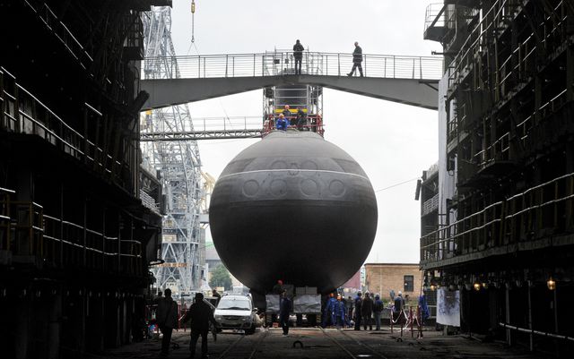 Росія. У Санкт-Петербурзі відбулася урочиста церемонія спуску підводного човна 