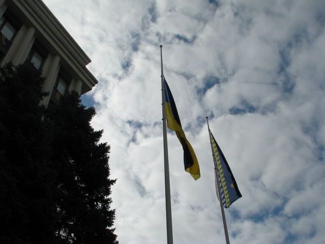 В Днепропетровске подняли государственный флаг. Фото: Андрей Никитин