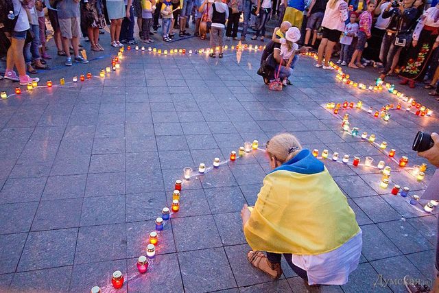 Одесситы зажгли свечи в память о погибших в борьбе за единство Украины Фото: "Думская"