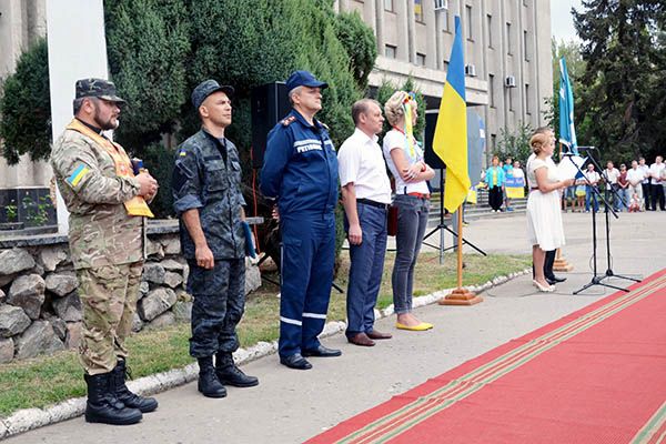 Представители власти  позравили с праздником  жителей Славянска. Фото: Минобороны