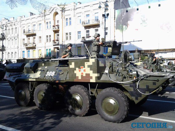 В столице прошел военный парад. Фото: С.Сыч, "Сегодня"