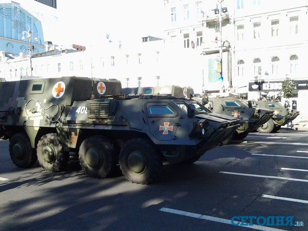 В столице прошел военный парад. Фото: С.Сыч, "Сегодня"