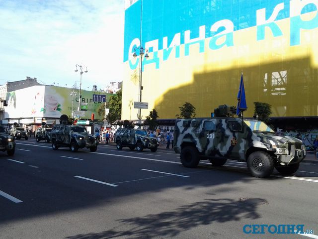 На параде в столице показали новейшую военную технику, а на Софиевской площади прошло шествие вышиванок. Фото: С.Сыч, "Сегодня"
