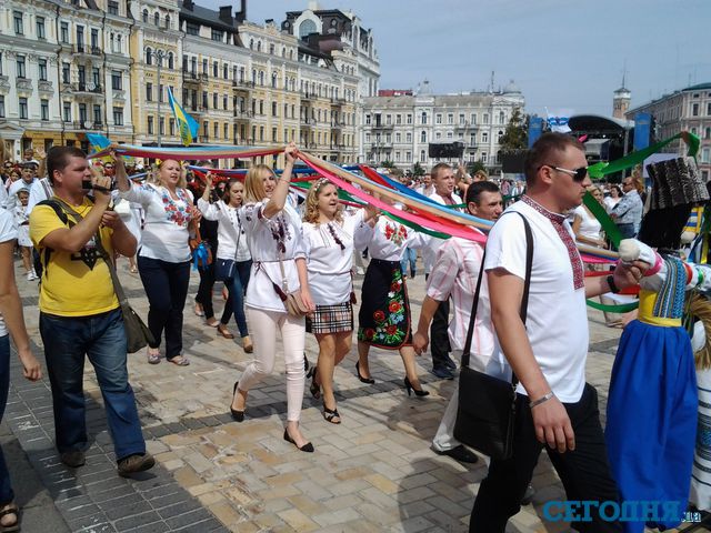 На параде в столице показали новейшую военную технику, а на Софиевской площади прошло шествие вышиванок. Фото: С.Сыч, "Сегодня"