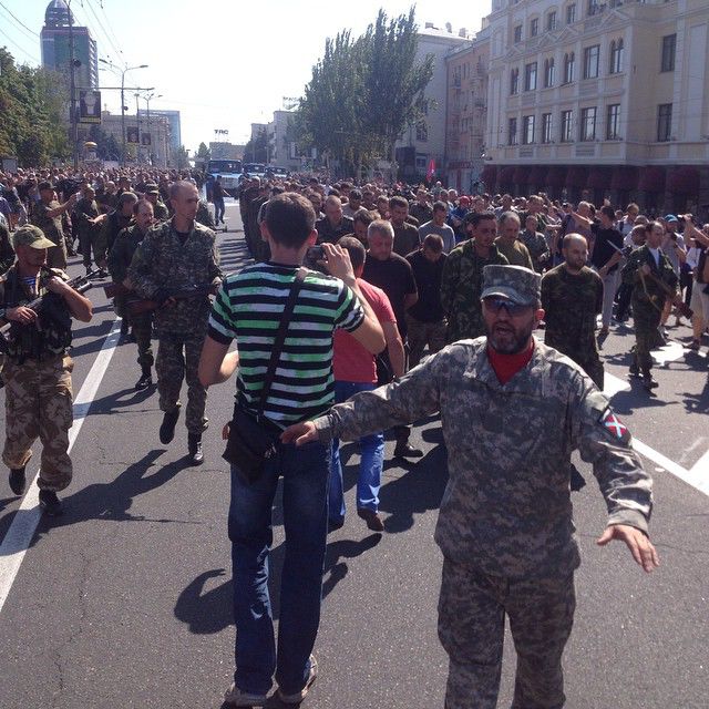 Террористы устроили показательное шествие пленных. Фото: instagram.com/sashakots