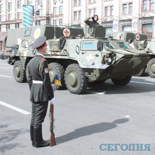 На параде показали БТР-ы, "Грады", "Точки-У" и другую военную технику | Фото: Григорий Салай