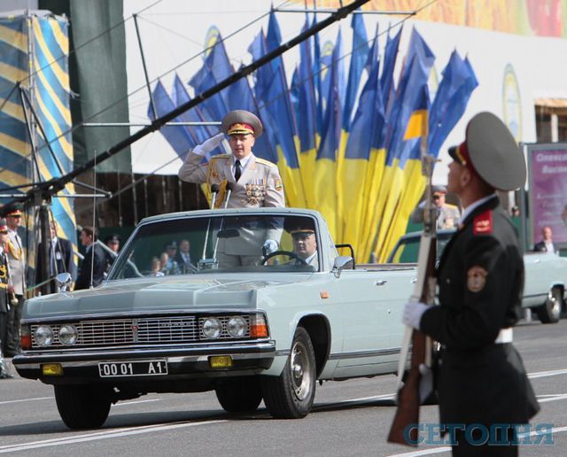 На параде показали БТР-ы, "Грады", "Точки-У" и другую военную технику | Фото: Григорий Салай