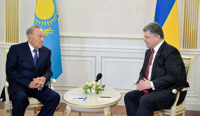 Назарбаєв і Порошенко. Фото: прес-служба президента України