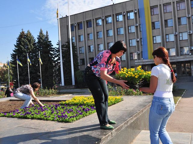 Послевоенному Славянску помогут вновь расцвести. Фото: slavrada.gov.ua
