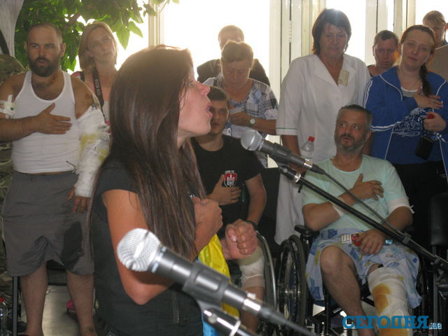<p>Руслана відвідала поранених бійців АТО. Фото: А.Нікітін</p>
