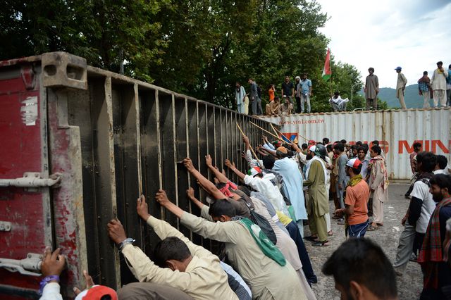 Пакистан. Учасники триваючої вже два тижні багатотисячної акції протесту в пакистанській столиці вимагають відставки прем'єр-міністра країни Наваза Шаріфа. Спалахи насильства на вихідних привели до загибелі, щонайменше, трьох осіб. Більше 400 отримали поранення. Фото: AFP