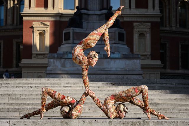 Лондон. Артисти Цирку дю Солей показують свою майстерність фотографам. Фото: AFP
