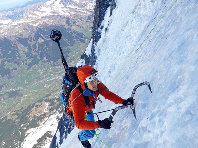 Альпініст Даніель Арнольд пройшов за 2 години і 28 хв Північну стіну Ейгера по історичному маршруту Хекмаера. Фото: AFP