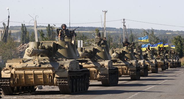 Україна. У зоні АТО збільшили кількість техніки після того, як російські війська зайшли в Донбас. Фото: AFP
