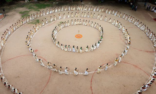 Індія. Школярки репетирують танець, приурочений до Дня вчителя. Фото: AFP
