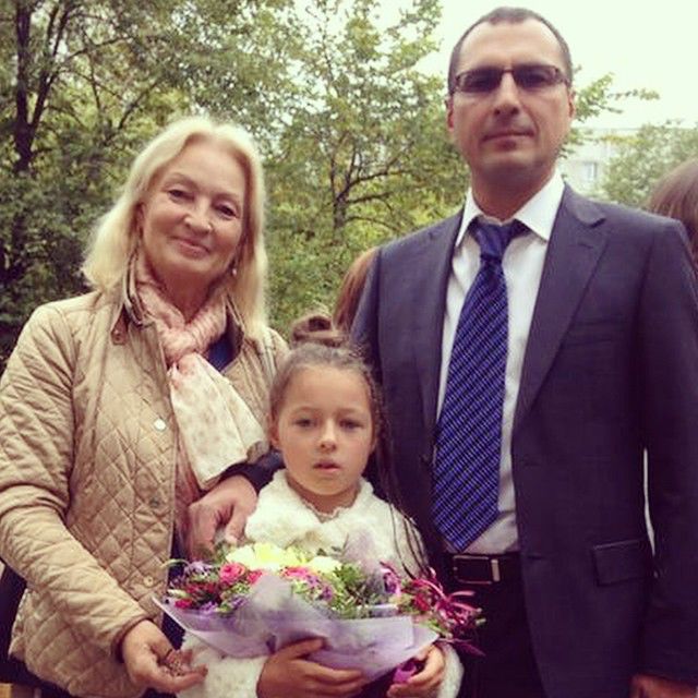 Донька Анастасії Волочкової з бабусею і батьком Фото: instagram.com