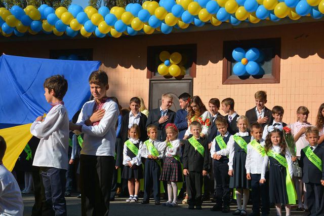 На линейки дети пришли в вышиванках и принесли с собой желто-голубые шарики. Facebook