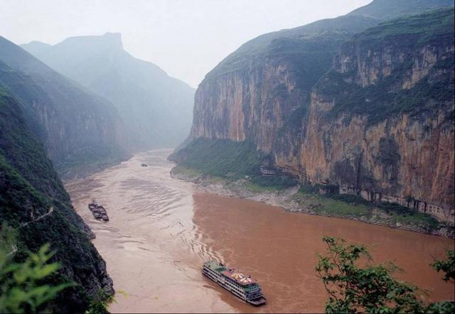 Повені – ще одна серйозна проблема цієї річки в сезон дощів з травня по серпень. Саме смертоносна повінь на Янцзи сталася в 1954 році і забрала 30 000 життів. На додаток до моторошних фактів, ділянка річки, що розташована в Чунцин, Китай нещодавно стала червоною, вчені до цих пір з'ясовують причини цього явища.