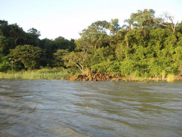 Парана<br />
Парана – друга за довжиною річка в Південній Америці після Амазонки, вона тягнеться на 4880 кілометрів. Причина, через яку ця річка класифікується як небезпечна – це те, що вона протікає на півдні і вкрай схильна до потужних течій і некерованих паводків. Коли ця річка розливається, вона зносить береги, поглинає будівлі і витісняє величезні популяції з їхніх осель.