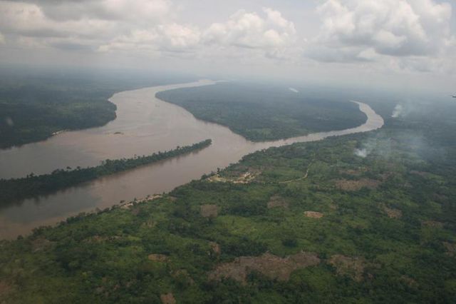 Конго<br /><br />
Река Конго в Африке – это самая глубокая река в мире, и она имеет ошеломительную протяженность практически в 4830 километров. У этой могучей реки длинная и легендарная история, уходящая своими корнями в мистику и леденящий душу фольклор. Джозаф Конрад называл ее "Река тьмы", и поговаривают, что тропические леса вдоль Конго таят в себе непереносимые болезни, беспощадных каннибалов и тому подобное. <br /><br />
Также река знаменита "Воротами ада" – пугающим 120-километровым каньоном с непредсказуемыми порогами, которые не могут преодолеть даже самые опытные рафтеры. Верхняя Конго также резко обрывается водопадом Стэнли, остальные 96 километров реки – это сплошные пороги.