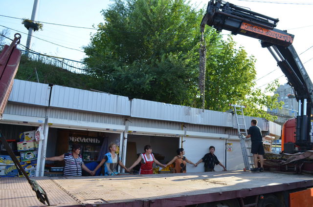 Торговцы окружили свои ларьки "живой цепью". Фото: Людмила Щербань