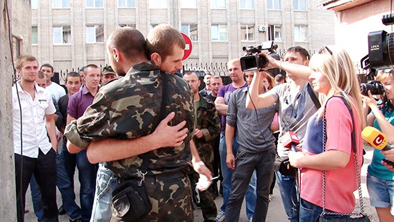 <p>Бійці батальйону "Івано-Франківськ" повернулися додому. Фото: mvs.gov.ua</p>