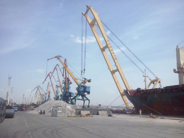 <p>&laquo;Захарій&raquo;. Кран-гігант тепер працює в порту Миколаєва</p>
