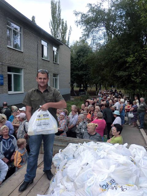 Волонтеры доставляют помощь Гуманитарного штаба при фонде Рината Ахметова жителям Донецка. Фото: fdu.org.ua