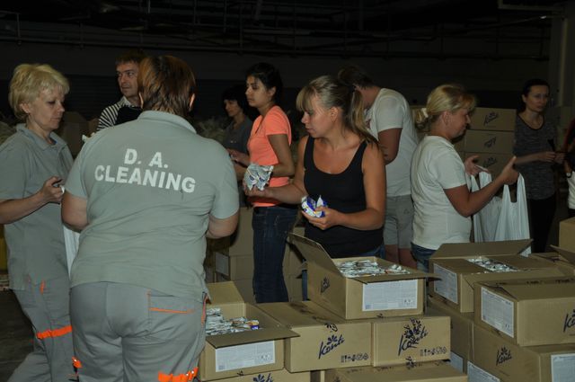<p>Волонтери доставляють допомогу Гуманітарного штабу при фонді Рината Ахметова жителям Донецька. Фото: fdu.org.ua</p>