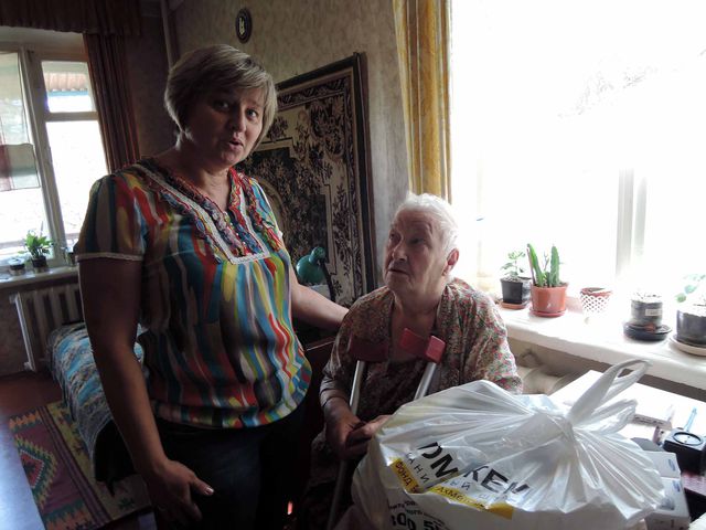 Волонтеры доставляют помощь Гуманитарного штаба при фонде Рината Ахметова жителям Донецка. Фото: fdu.org.ua