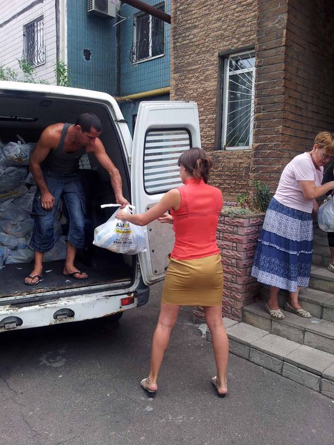 <p>Волонтери доставляють допомогу Гуманітарного штабу при фонді Рината Ахметова жителям Донецька. Фото: fdu.org.ua</p>