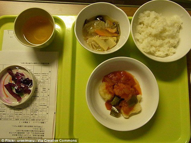 Токио, Япония: Соленья, суп мисо, рис и что-то похожее на курицу