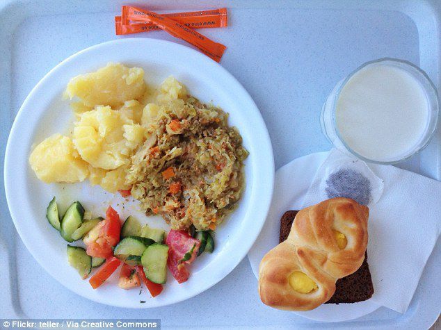 Естонія: Пюре, тушковане м'ясо з капустою, овочі, молоко та печиво