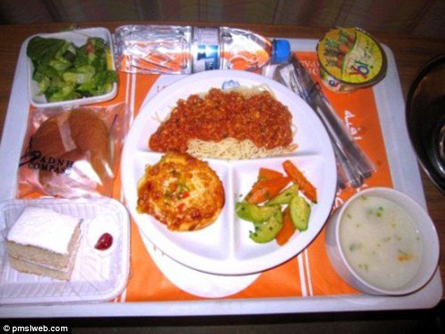 Дубай, ОАЕ: Спагеті, салат, хліб, овочі і торт