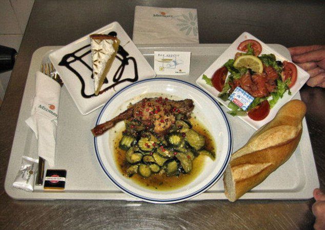 Париж, Франція: Салат з копченим лососем, курка і цукіні, багет і шматок пирога