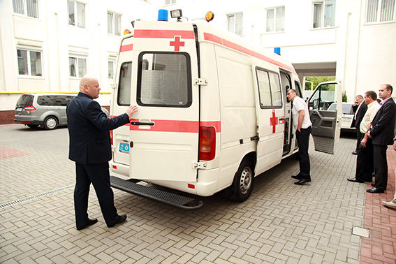 В зону АТО отправилась суперсовременная машина скорой помощи. Фото: МВД