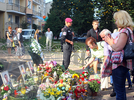 В Ивано-Франковске прощаются с погибшими солдатами. Фото: МВД