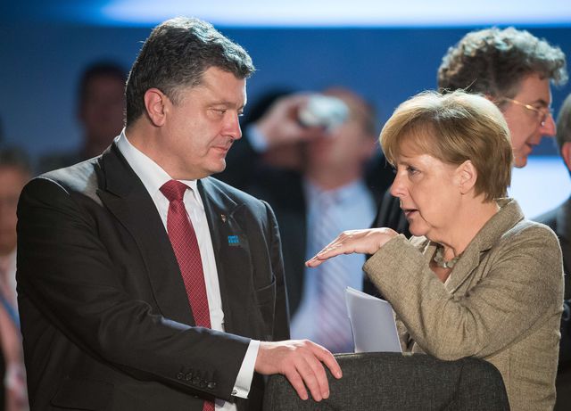 Порошенко і Меркель. Фото: AFP