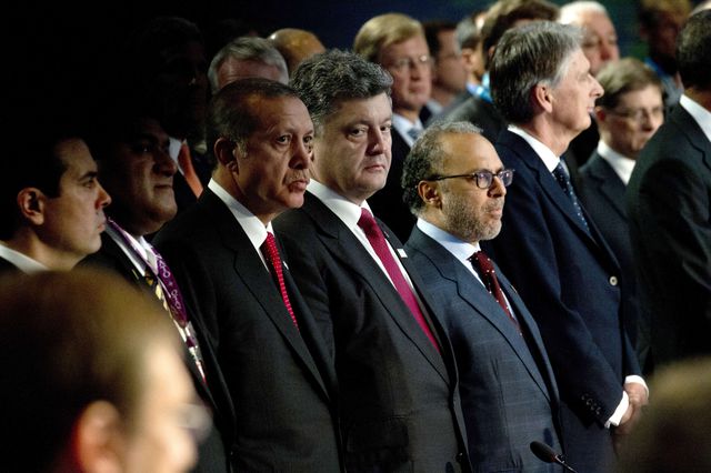 Слева  от Порошенко – президент Турции Тайип Эрдоган. Фото: AFP
