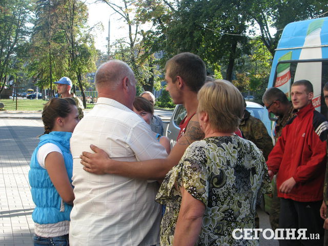 Освобожденных из плена привезли в Днепропетровск. Фото: Андрей Никитин