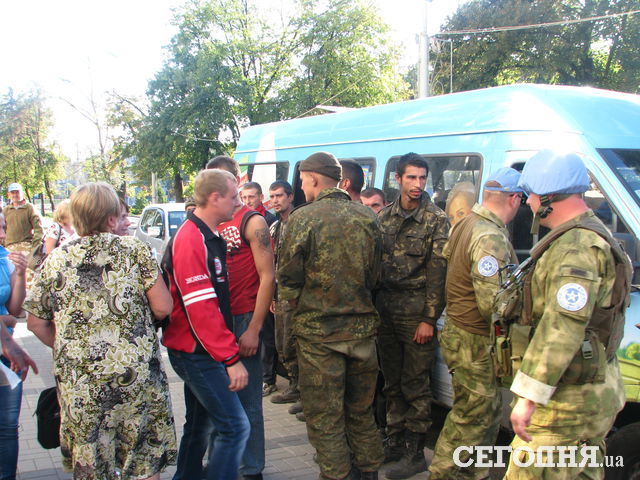 Освобожденных из плена привезли в Днепропетровск. Фото: Андрей Никитин
