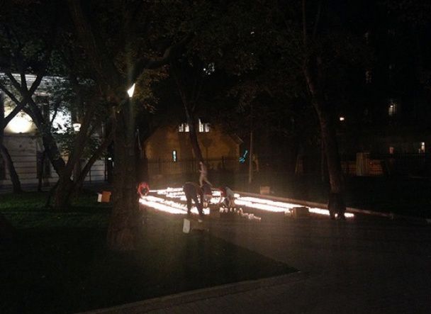 Во дворе музея Гоголя на Никитском бульваре активисты зажгли свыше 3 тысяч свечей, фото Эхо Москвы