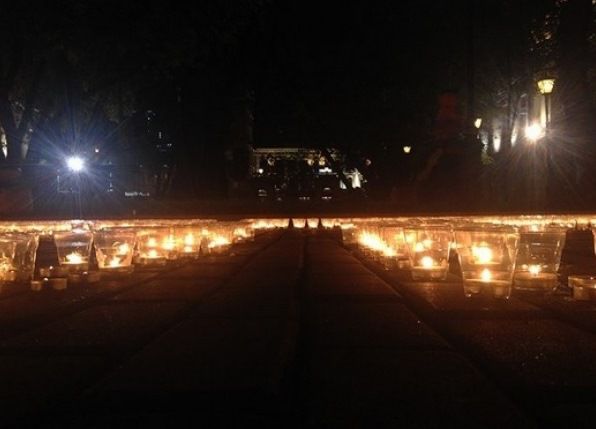 Во дворе музея Гоголя на Никитском бульваре активисты зажгли свыше 3 тысяч свечей, фото Эхо Москвы